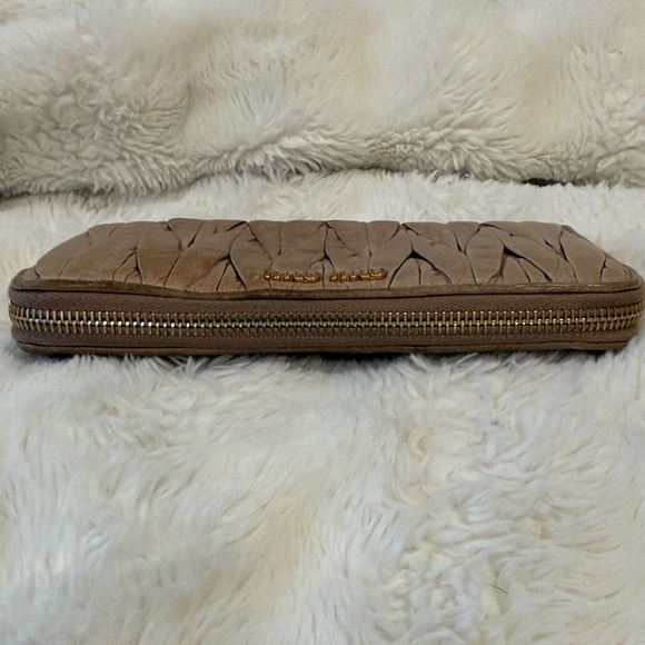 Miu Miu Matelasse Zippy Wallet - Picture 4 of 9